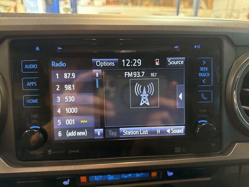 Used 2016 Toyota Tacoma TRD Off-Road image 19