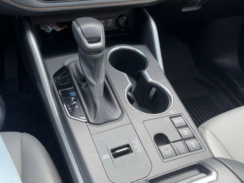 Used 2023 Toyota Highlander Bronze Edition image 12