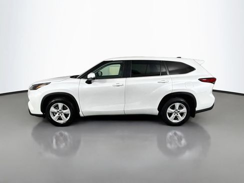 Used 2023 Toyota Highlander LE AWD/4WD image 2