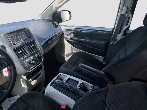 Used 2018 Dodge Grand Caravan SE w/ UConnect Hands-Free Group FWD image 25