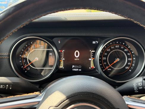 Used 2022 Jeep Wrangler Unlimited Sahara AWD/4WD image 9