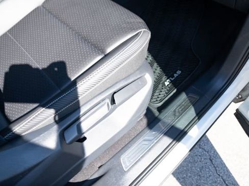 Certified 2023 Volkswagen Atlas Cross Sport SE w/ Panoramic Sunroof Package image 44