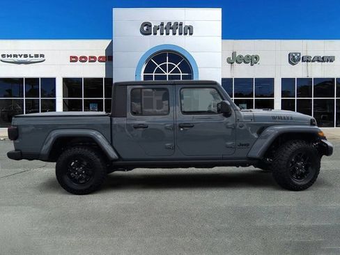 Used 2025 Jeep Gladiator Sport AWD/4WD image 3