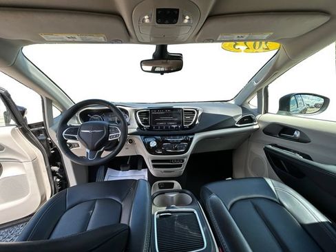 Used 2023 Chrysler Pacifica Touring-L FWD image 22