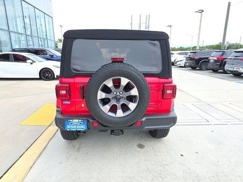 Used 2019 Jeep Wrangler Unlimited Sahara w/ Dual Top Group AWD/4WD image 5