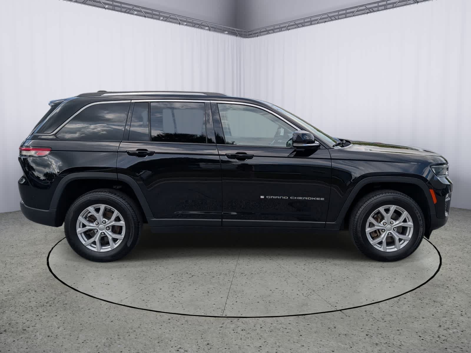 Used 2023 Jeep Grand Cherokee Limited AWD/4WD image 2