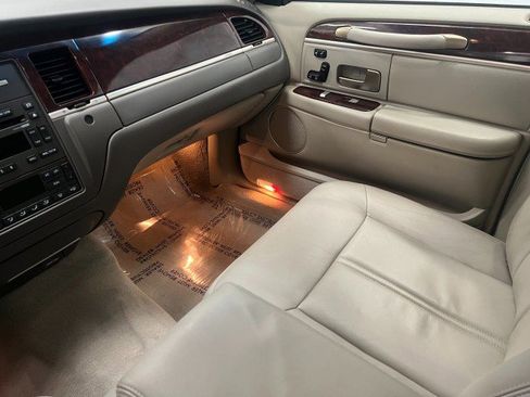 Used 2009 Lincoln Town Car Signature Limited image 23