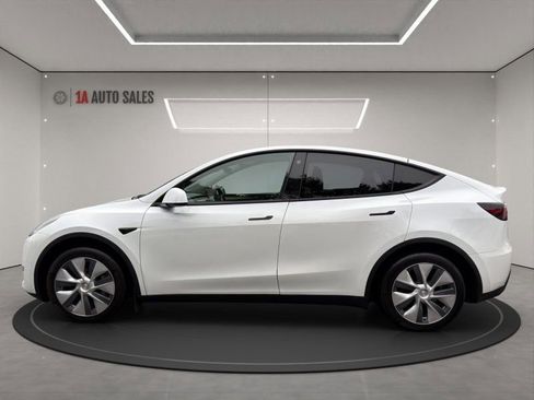 Used 2023 Tesla Model Y AWD image 2