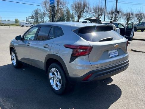New 2026 Chevrolet Trax LS w/ LS Convenience Package FWD image 5