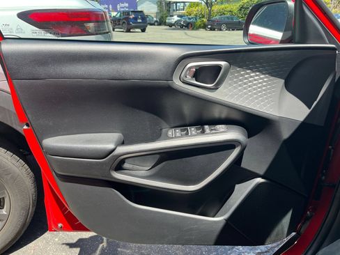 Used 2025 Kia Soul LX w/ LX Technology Package FWD image 18