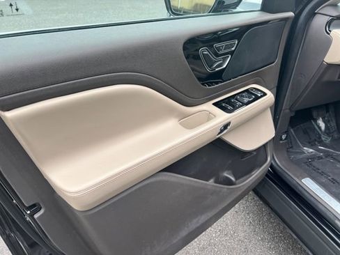 Used 2023 Lincoln Aviator AWD w/ Premium Package image 8