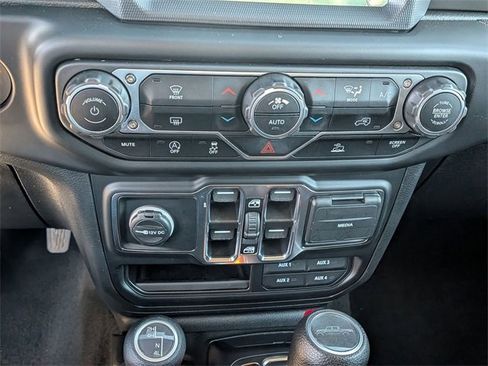 Used 2023 Jeep Gladiator Willys image 24