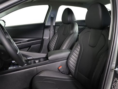 Used 2025 Hyundai Elantra Limited FWD image 29