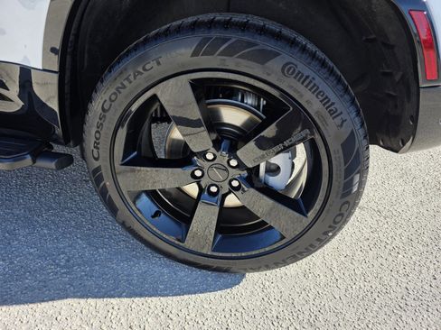 New 2026 Land Rover Defender 110 X-Dynamic SE image 9