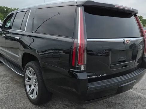 Used 2017 Cadillac Escalade ESV Luxury AWD/4WD image 2