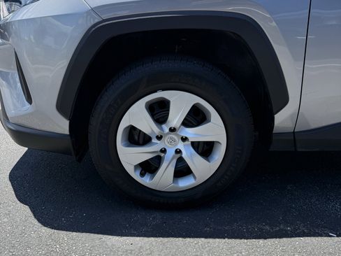 Used 2020 Toyota RAV4 LE FWD image 31