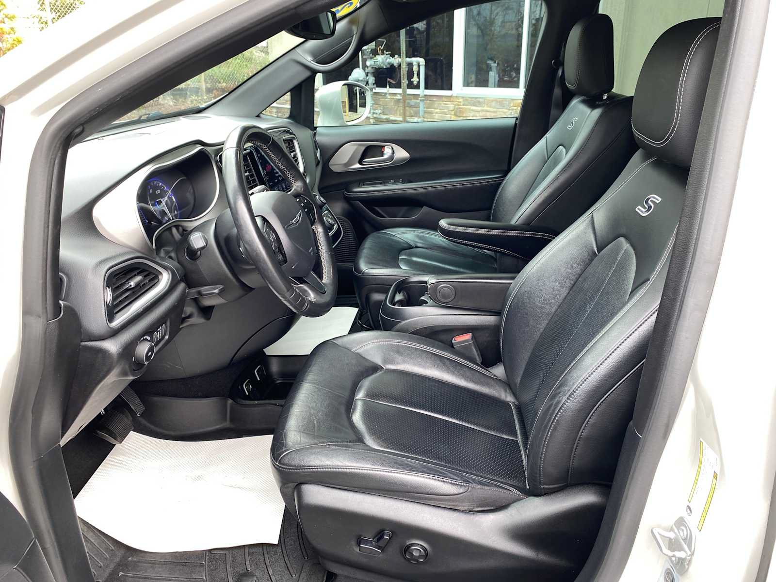 Used 2020 Chrysler Pacifica Touring-L AWD/4WD image 9