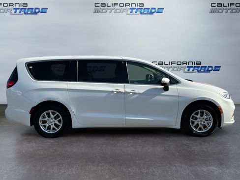 Used 2023 Chrysler Pacifica Touring-L FWD image 4
