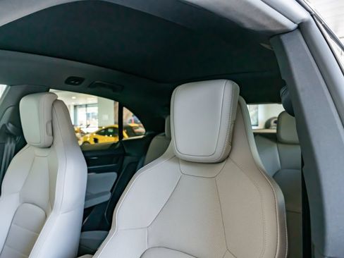 Certified 2025 Porsche Macan 4S Electric AWD/4WD image 15