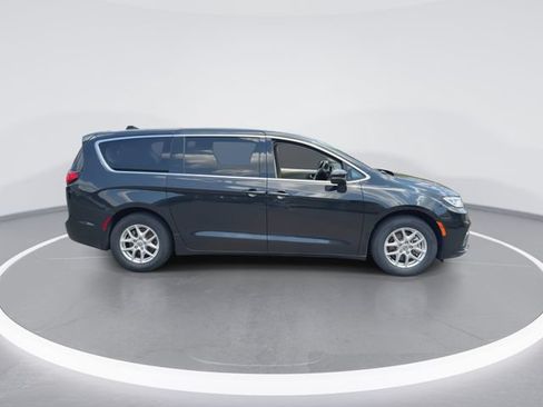 Used 2023 Chrysler Pacifica Touring-L FWD image 9