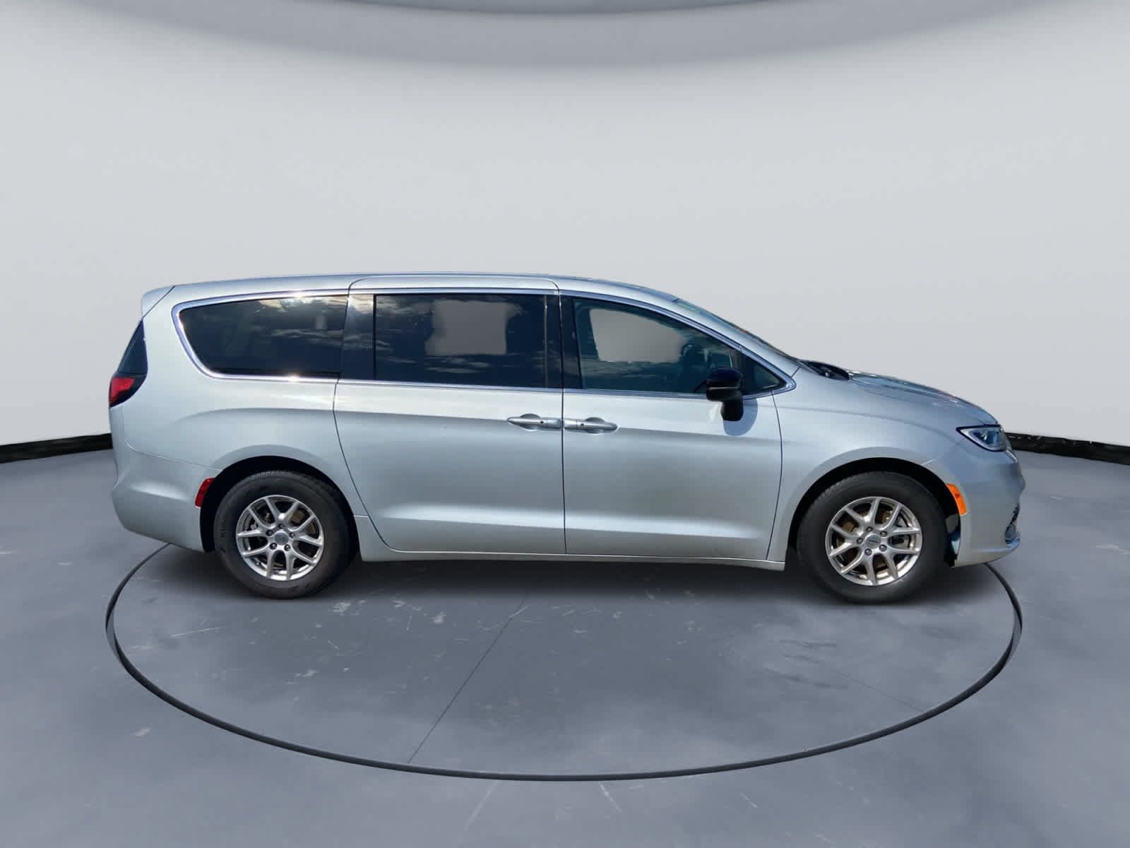 Used 2024 Chrysler Pacifica Touring-L FWD image 7