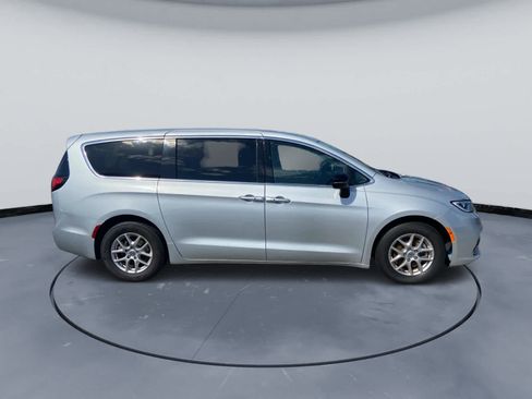 Used 2024 Chrysler Pacifica Touring-L FWD image 7