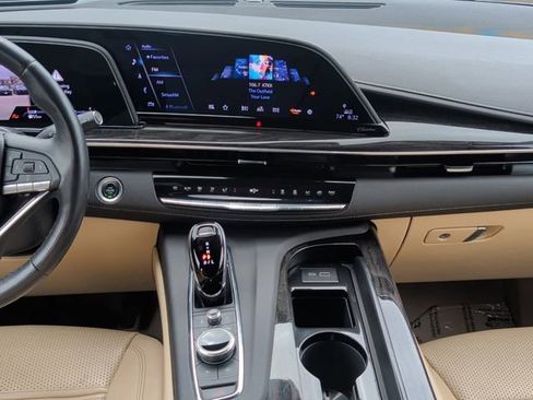 Used 2024 Cadillac Escalade Premium Luxury image 3