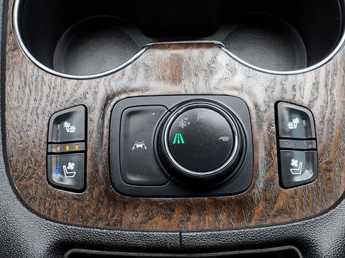 Used 2021 GMC Acadia Denali w/ Denali Technology Package FWD image 17