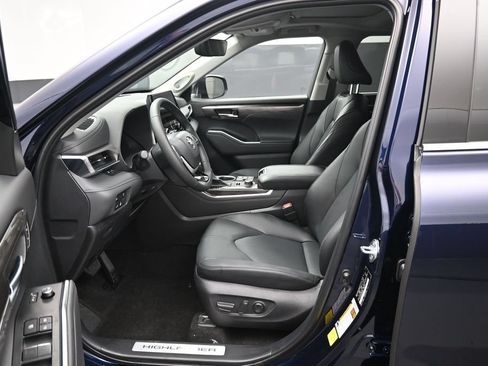 Certified 2026 Toyota Highlander Limited AWD/4WD image 9