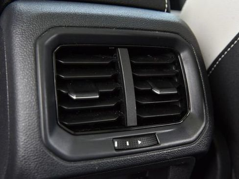 Used 2025 Volkswagen Taos SE AWD/4WD image 23