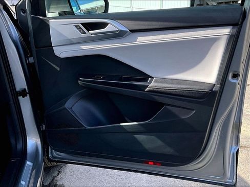 Used 2025 Volkswagen Taos SE w/ Panoramic Sunroof Package image 12