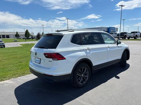 Used 2023 Volkswagen Tiguan SE w/ Panoramic Sunroof Package AWD/4WD image 3