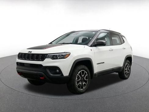 Used 2025 Jeep Compass Trailhawk AWD/4WD image 3