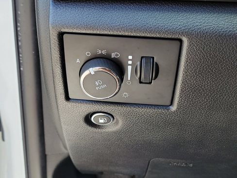 Used 2019 Jeep Grand Cherokee Laredo RWD image 30