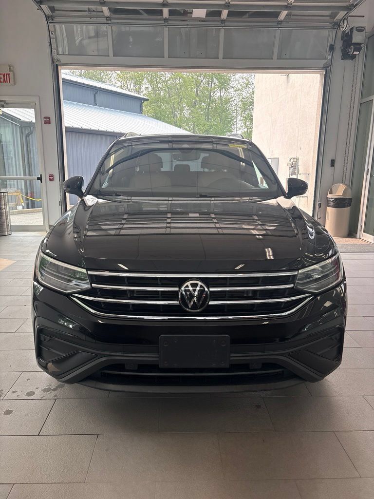 Used 2023 Volkswagen Tiguan SE AWD/4WD image 3