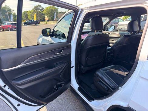 Used 2025 Jeep Grand Cherokee L Limited w/ Black Appearance Package AWD/4WD image 11
