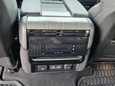 Used 2024 Jeep Wagoneer L Series II w/ Flexible Seating Group RWD image 18