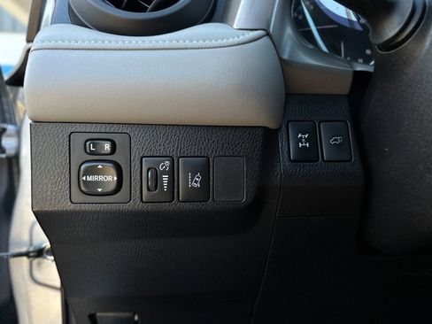 Used 2018 Toyota RAV4 Limited image 14