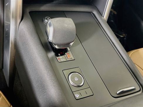 Used 2024 Land Rover Discovery Dynamic SE AWD/4WD image 17