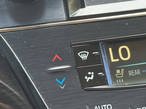 Used 2016 Toyota Avalon Limited FWD image 28