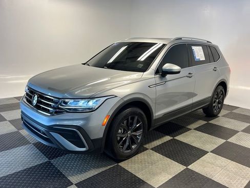 Certified 2024 Volkswagen Tiguan SE w/ Panoramic Sunroof Package FWD image 3