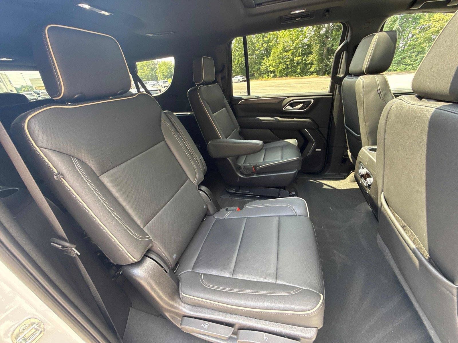Used 2023 GMC Yukon XL SLT AWD/4WD image 30