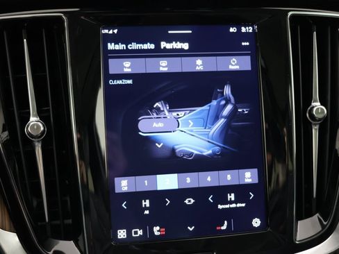 Used 2025 Volvo V60 B5 Cross Country Plus image 32