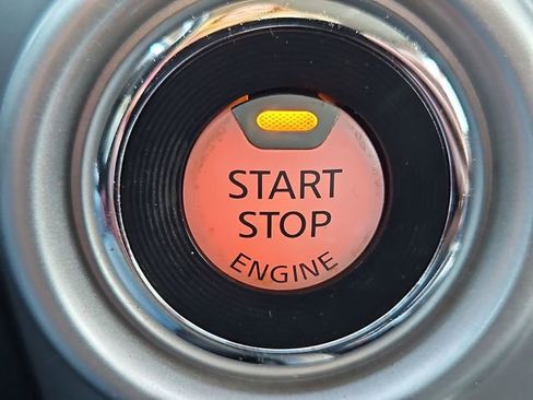 Used 2021 Nissan Titan SV w/ SV Convenience Package image 45