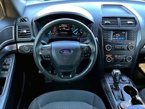 Used 2019 Ford Explorer XLT image 5
