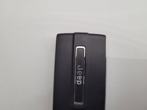 Used 2022 Jeep Grand Cherokee Limited w/ Luxury Tech Group II image 32