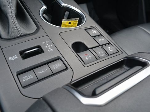 Used 2023 Toyota Highlander XLE AWD/4WD image 18