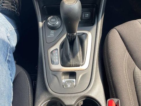 Used 2017 Jeep Cherokee Latitude AWD/4WD image 19