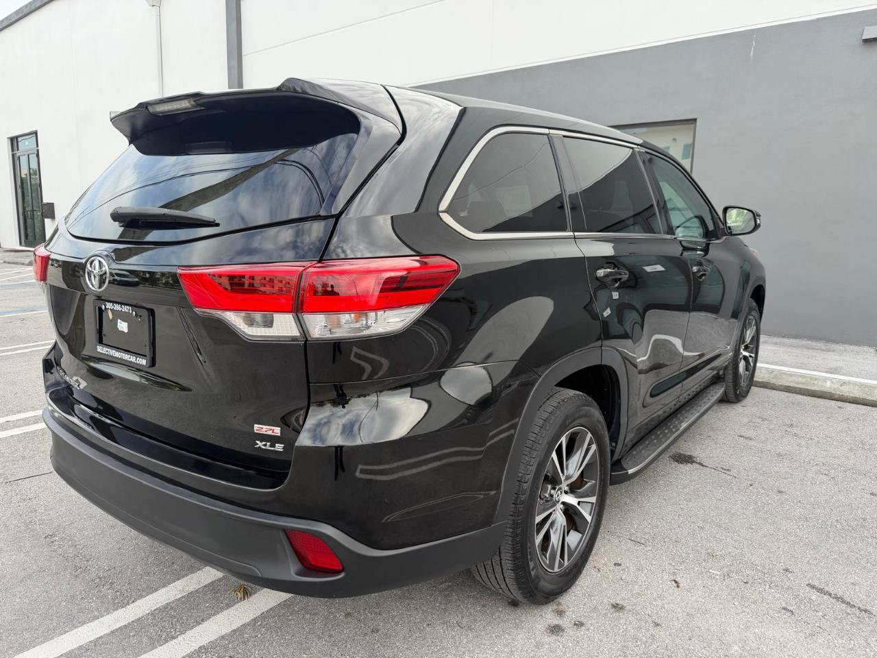 Used 2018 Toyota Highlander LE FWD image 4