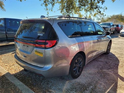 Used 2021 Chrysler Pacifica Touring-L w/ Uconnect Theater Family Group image 7